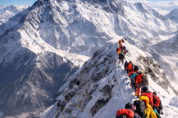 Nepal issues climbing permits to 700 mountaineers by 15 April